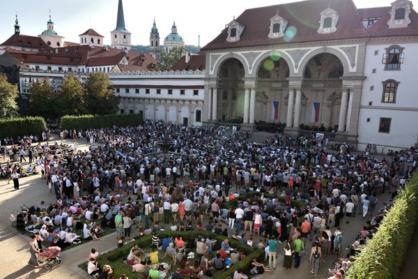 Pražští symfonikové chystají každoroční open-air koncert ve Valdštejnské zahradě