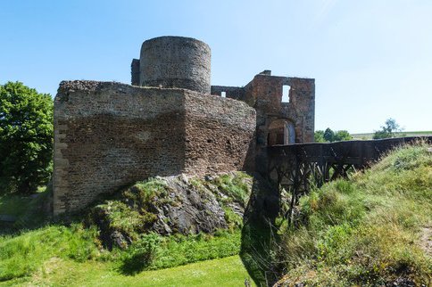 Zřícenina hradu Krakovec se stala hradem Brtníkem ve filmu Ať žijí duchové