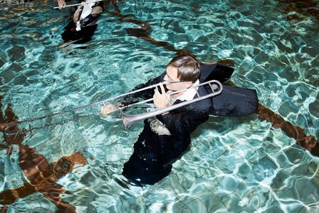 V prostorech Vinohradského bazénu zazní tuto neděli Vodní hudba. Vstup je v plavkách