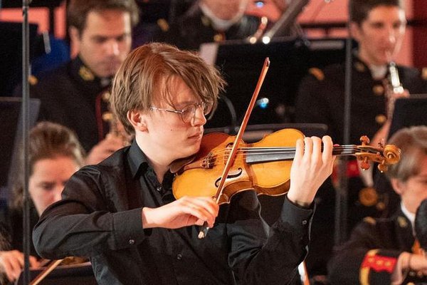 Osmnáctiletý ukrajinský houslista "shrábnul" všechny ceny na francouzské soutěži
