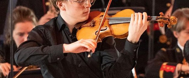 Osmnáctiletý ukrajinský houslista "shrábnul" všechny ceny na francouzské soutěži
