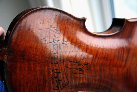 Probíhá dražba 300 let starých houslí, které podepsali John Lennon a Yoko Ono