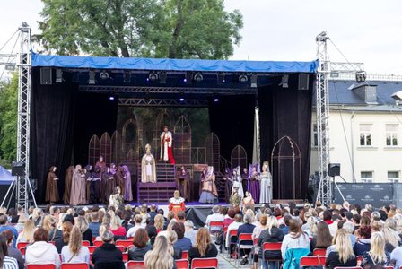 Divadelní léto v Olomouci vábí diváky na repertoárové novinky, větší a komfortnější hlediště a novou chill out zónu