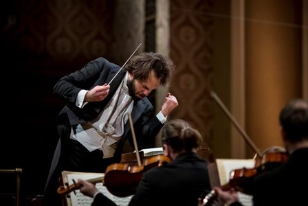 Nový šéfdirigent SOČRu Petr Popelka se představí v pondělí na inauguračním koncertě  v Rudolfinu
