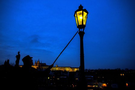 Nejvyšší lampář na světě měří 205. V době adventu bude rozsvěcet plynové lampy na Karlově mostě