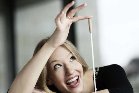 Vzestup Joany Mallwitz. Nejúspěšnější německá dirigentka bude šéfovat orchestru Konzerthausu, před pár dny podepsala smlouvu s Deutsche Grammophon