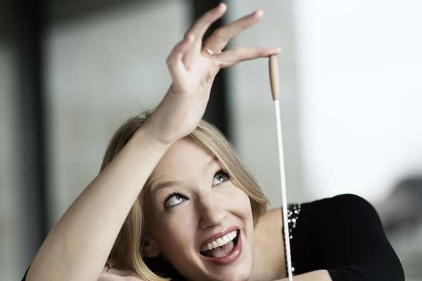 Vzestup Joany Mallwitz. Nejúspěšnější německá dirigentka bude šéfovat orchestru Konzerthausu, před pár dny podepsala smlouvu s Deutsche Grammophon