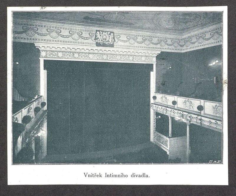 7_Interiér divadla v letech 1908 až 1928 kdy neslo název Intimní_foto archiv Švandova divadla.jpg