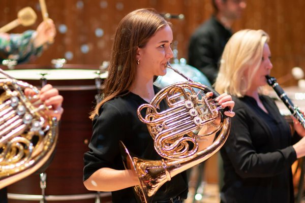 Londýnský filharmonický orchestr má novou sólohornistku, historicky nejmladší. Je jí 20 let