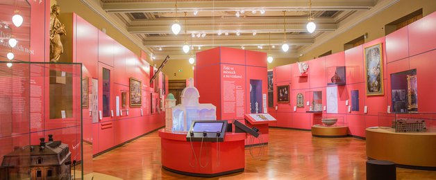 Nejen vzácná kytara se zalomeným krkem...