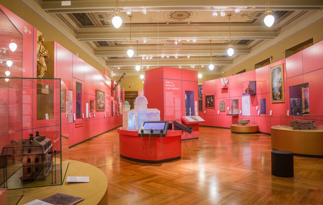 Nejen vzácná kytara se zalomeným krkem...