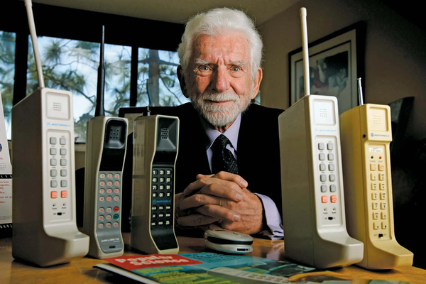 První mobilní telefon představil jeho vynálezce Martin Cooper před 50 lety během procházky uprostřed Manhattanu