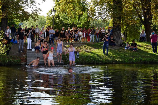 Divadlo Na zábradlí 8. září vstoupí do 65. sezony: Na programu je přeplavání Vltavy, Kulisa live, vernisáž a 100. repríza Hamletů