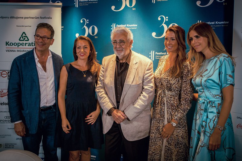 Dirigent Eugene Kohn, Adriana Kučerová, Plácido Domingo, Štěpánka Pučálková a Gabriela Boháčová.jpg