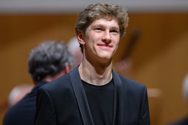 Jan Lisiecki hostem pořadu Hudba v miléniu. "Rodiče pochybují, jestli cestuji kvůli hraní, nebo hraju kvůli cestování," říká pianista