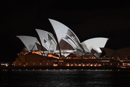 Padesát let už chodí operní publikum v Sydney za hudbou do plachetnice v přístavu