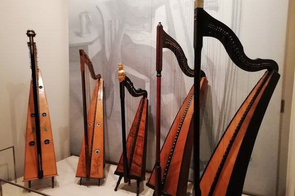 Harfa Rustic Harfa je jedním z nejstarších hudebních nástrojů. Princip harfy ...