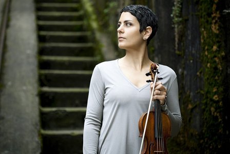 K nejvýznamnějším houslistkám současné barokní scény patří Leila Schayegh. Myslivečkovu hudbu zahraje na Classic Praha 14. října večer