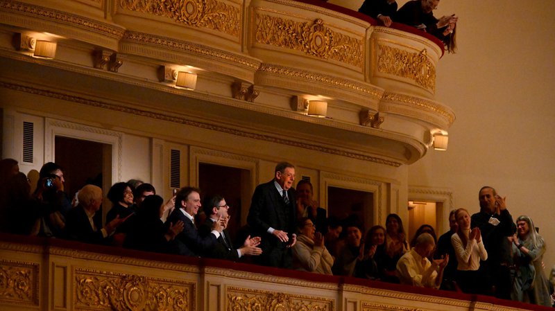Philip Glass zdraví publikum při neworské premiéře Symfonie č. 12.jpg