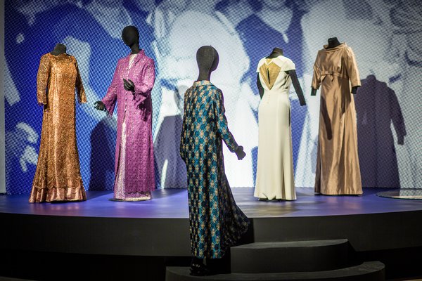 Šaty a doplňky manželek prezidentů vystavuje Národní muzeum v Praze