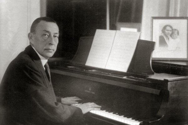 Před 150 lety se narodil Sergej Rachmaninov. Dodnes se spekuluje, co stálo za mimořádnou velikostí jeho rukou