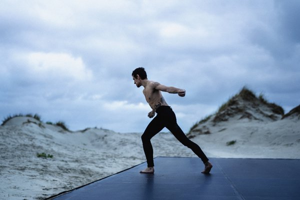 Sergei Polunin tančí v dunách