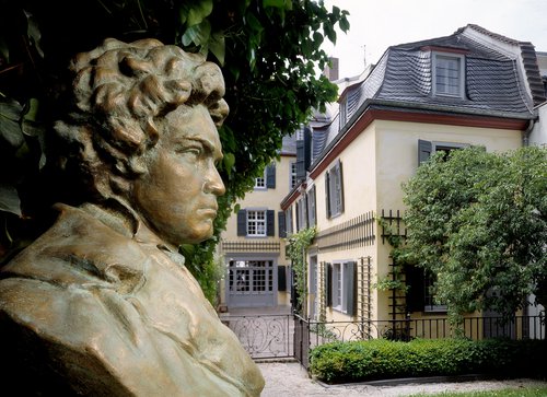 beethoven_haus_garten_mit_buste.jpg