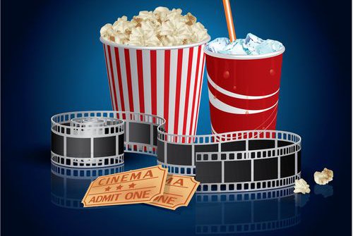 Popcorn a kola doma na gauči