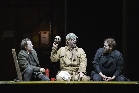 Hamlet Bretta Deana uzavírá sezónu přenosů z Metropolitní opery 2021/22