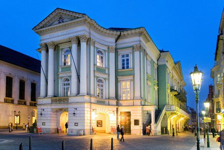 Vlasti a múzám. 21. dubna 1783 bylo otevřeno Stavovské divadlo