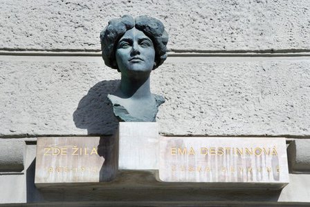 Nejslavnější českou nositelkou jména Ema byla operní diva Ema Destinnová