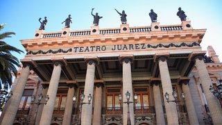 Hudební divadlo na náhorní plošině. Teatro Juaréz ve městě Guanajuato