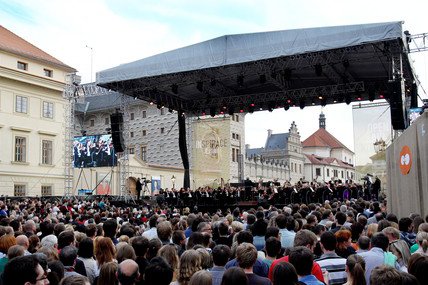 Tradiční Open Air koncert České filharmonie se vrací na Hradčanské náměstí