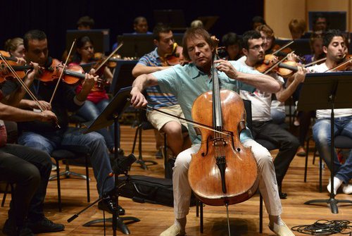 Proslulý violoncellista Julian Lloyd Webber zahraje Vivaldiho i Piazzolu