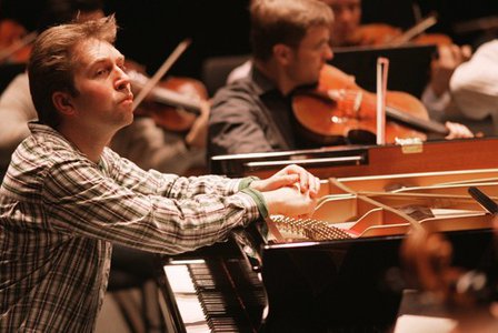 Leif Ove Andsnes v dvojroli klavíristy a dirigenta