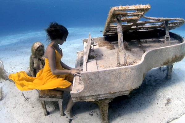 Jak zní klavír pod vodou? Youtuber zahrál Under the Sea na potopené piano