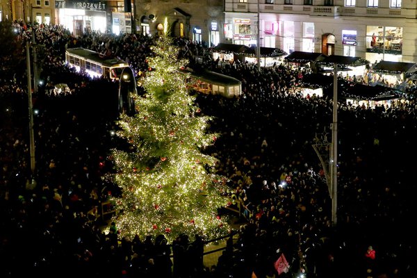 Příběh prvního vánočního stromečku na náměstí: Vztyčen byl na počest ztracené holčičky