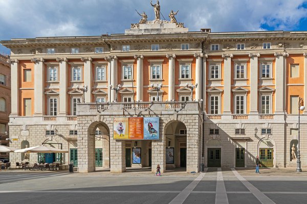 Napůl Scala, napůl Fenice