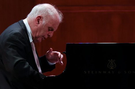 Proslulý dirigent Daniel Barenboim tentokrát v roli klavíristy