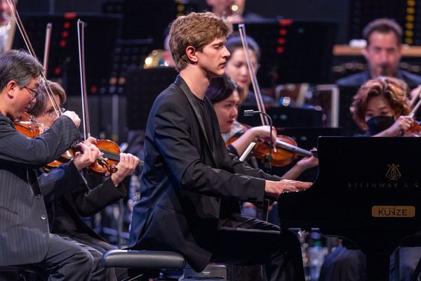 Klavírista Jan Lisiecki v obležení krásných dam