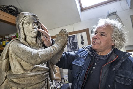 Co se skrývá v ateliéru sochaře Petra Váni?