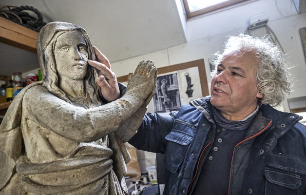 Co se skrývá v ateliéru sochaře Petra Váni?